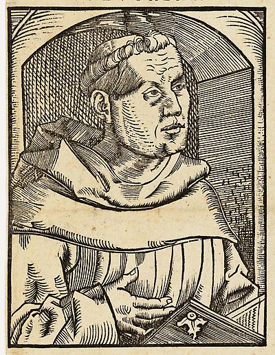 Martin Luther als Augustinermönch im Ordenshabit, Halbfigur nach rechts, mit Buch, vor einer Wandöffnung mit Bogen