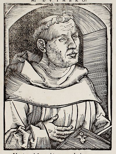 Martin Luther als Augustinermönch im Ordenshabit, Halbfigur nach rechts, mit Buch, vor einer Wandöffnung mit Bogen