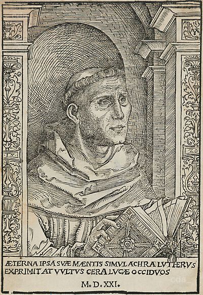 Martin Luther als Augustinermönch im Ordenshabit, Halbfigur nach rechts, mit Buch, vor einer halbrunden Nische, unter gestaffelten Bögen mit Kämpfergesimsen und Ornamentpilastern, (teils) mit Inschrift