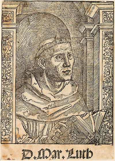 Martin Luther als Augustinermönch im Ordenshabit, Halbfigur nach rechts gewandt, mit Buch, vor einer halbrunden Nische, unter gestaffelten Rundbogen, mit Kämpfergesimsen und Ornamentpilastern