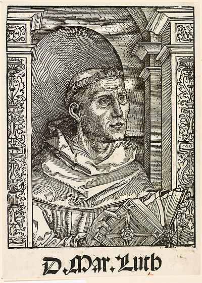 Martin Luther als Augustinermönch im Ordenshabit, Halbfigur nach rechts gewandt, mit Buch, vor einer halbrunden Nische, unter gestaffelten Rundbogen, mit Kämpfergesimsen und Ornamentpilastern