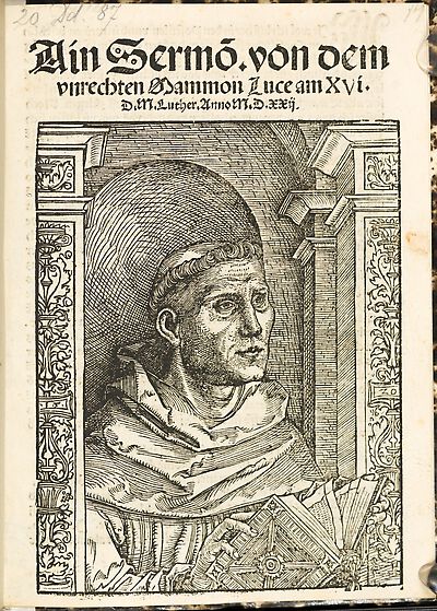 Martin Luther als Augustinermönch im Ordenshabit, Halbfigur nach rechts, mit Buch, vor einer halbrunden Nische, unter gestaffelten Bögen mit Kämpfergesimsen und Ornamentpilastern