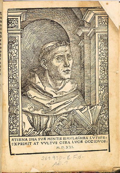 Martin Luther als Augustinermönch im Ordenshabit, Halbfigur nach rechts gewandt, mit Buch, vor einer halbrunden Nische, unter gestaffelten Rundbogen, mit Kämpfergesimsen und Ornamentpilastern