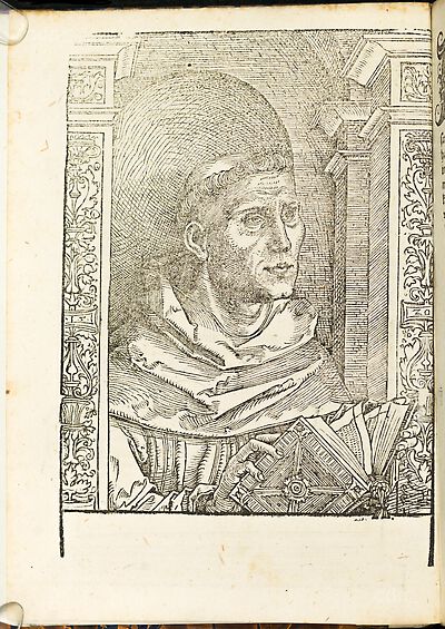 Martin Luther als Augustinermönch im Ordenshabit, Halbfigur nach rechts gewandt, mit Buch, vor einer halbrunden Nische, unter gestaffelten Rundbogen, mit Kämpfergesimsen und Ornamentpilastern