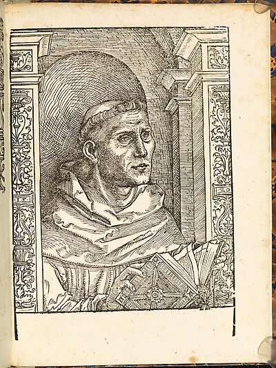 Martin Luther als Augustinermönch im Ordenshabit, Halbfigur nach rechts gewandt, mit Buch, vor einer halbrunden Nische, unter gestaffelten Rundbogen, mit Kämpfergesimsen und Ornamentpilastern