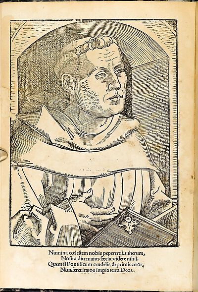 Martin Luther als Augustinermönch im Ordenshabit, Halbfigur nach rechts, mit Buch, vor einer Wandöffnung mit Bogen