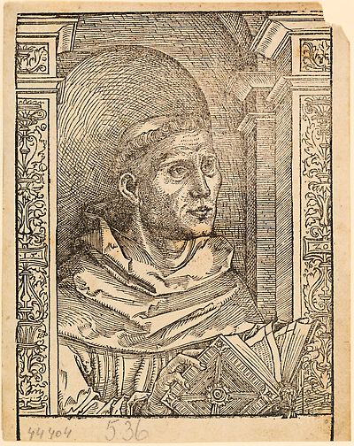 Martin Luther als Augustinermönch im Ordenshabit, Halbfigur nach rechts, mit Buch, vor einer halbrunden Nische, unter gestaffelten Bögen mit Kämpfergesimsen und Ornamentpilastern