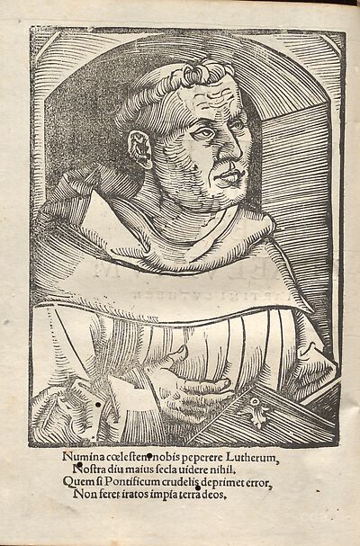 Martin Luther als Augustinermönch im Ordenshabit, Halbfigur nach rechts gewandt, mit Buch, vor einer Bogenlaibung