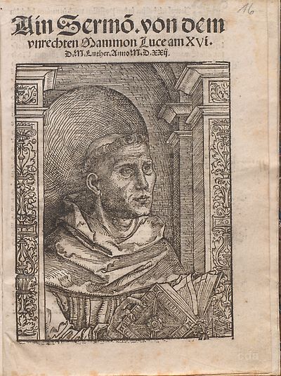 Martin Luther als Augustinermönch im Ordenshabit, Halbfigur nach rechts gewandt, mit Buch, vor einer halbrunden Nische, unter gestaffelten Rundbogen, mit Kämpfergesimsen und Ornamentpilastern