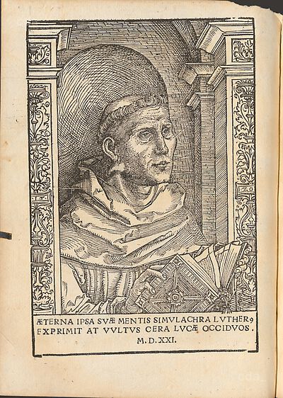 Martin Luther als Augustinermönch im Ordenshabit, Halbfigur nach rechts gewandt, mit Buch, vor einer halbrunden Nische, unter gestaffelten Rundbogen, mit Kämpfergesimsen und Ornamentpilastern