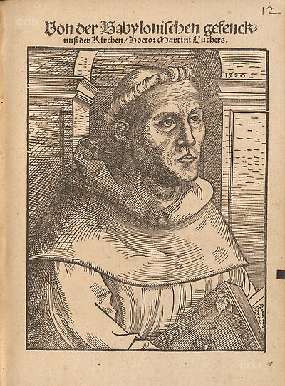 Martin Luther als Augustinermönch im Ordenshabit, Halbfigur nach rechts gewandt, mit Buch, vor einer Bogenlaibung mit Kämpfergesims