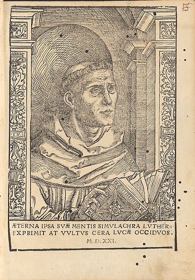 Martin Luther als Augustinermönch im Ordenshabit, Halbfigur nach rechts gewandt, mit Buch, vor einer halbrunden Nische, unter gestaffelten Rundbogen, mit Kämpfergesimsen und Ornamentpilastern