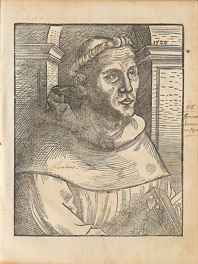Martin Luther als Augustinermönch im Ordenshabit, Halbfigur nach rechts gewandt, mit Buch, vor einer Bogenlaibung mit Kämpfergesims