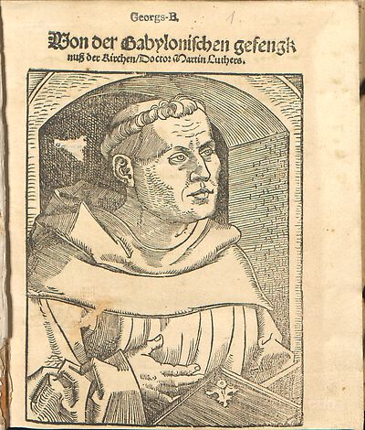 Martin Luther als Augustinermönch im Ordenshabit, Halbfigur nach rechts, mit Buch, vor einer Wandöffnung mit Bogen