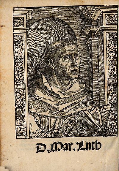 Martin Luther als Augustinermönch im Ordenshabit, Halbfigur nach rechts gewandt, mit Buch, vor einer halbrunden Nische, unter gestaffelten Rundbogen, mit Kämpfergesimsen und Ornamentpilastern