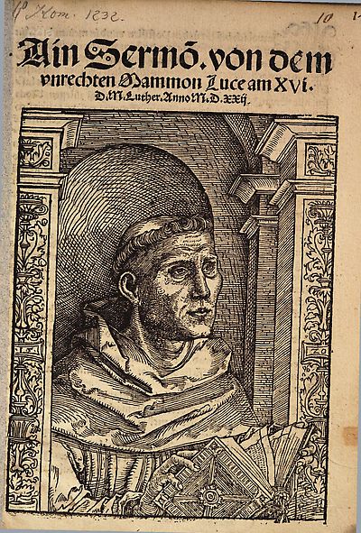 Martin Luther als Augustinermönch im Ordenshabit, Halbfigur nach rechts gewandt, mit Buch, vor einer halbrunden Nische, unter gestaffelten Rundbogen, mit Kämpfergesimsen und Ornamentpilastern