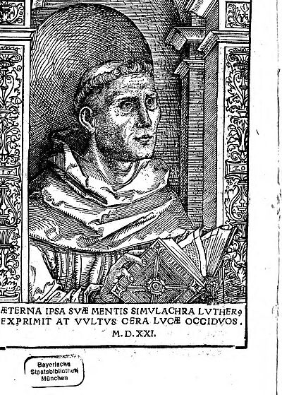 Martin Luther als Augustinermönch im Ordenshabit, Halbfigur nach rechts gewandt, mit Buch, vor einer halbrunden Nische, unter gestaffelten Rundbogen, mit Kämpfergesimsen und Ornamentpilastern
