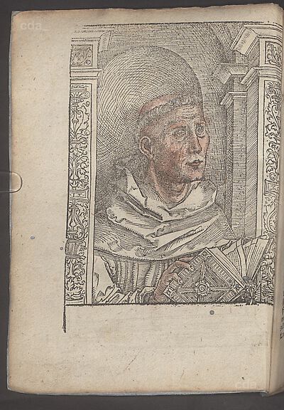 Martin Luther als Augustinermönch im Ordenshabit, Halbfigur nach rechts gewandt, mit Buch, vor einer halbrunden Nische, unter gestaffelten Rundbogen, mit Kämpfergesimsen und Ornamentpilastern
