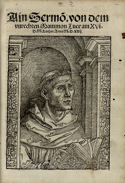 Martin Luther als Augustinermönch im Ordenshabit, Halbfigur nach rechts gewandt, mit Buch, vor einer halbrunden Nische, unter gestaffelten Rundbogen, mit Kämpfergesimsen und Ornamentpilastern