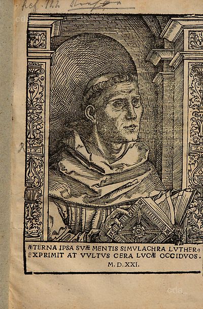 Martin Luther als Augustinermönch im Ordenshabit, Halbfigur nach rechts gewandt, mit Buch, vor einer halbrunden Nische, unter gestaffelten Rundbogen, mit Kämpfergesimsen und Ornamentpilastern