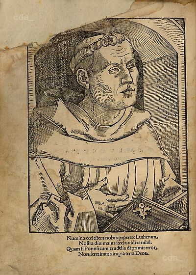 Martin Luther als Augustinermönch im Ordenshabit, Halbfigur nach rechts, mit Buch, vor einer Wandöffnung mit Bogen