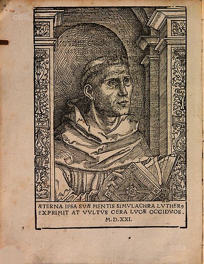 Martin Luther als Augustinermönch im Ordenshabit, Halbfigur nach rechts gewandt, mit Buch, vor einer halbrunden Nische, unter gestaffelten Rundbogen, mit Kämpfergesimsen und Ornamentpilastern