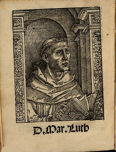 Martin Luther als Augustinermönch im Ordenshabit, Halbfigur nach rechts gewandt, mit Buch, vor einer halbrunden Nische, unter gestaffelten Rundbogen, mit Kämpfergesimsen und Ornamentpilastern