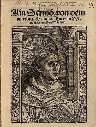 Martin Luther als Augustinermönch im Ordenshabit, Halbfigur nach rechts gewandt, mit Buch, vor einer halbrunden Nische, unter gestaffelten Rundbogen, mit Kämpfergesimsen und Ornamentpilastern