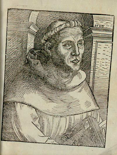 Martin Luther als Augustinermönch im Ordenshabit, Halbfigur nach rechts gewandt, mit Buch, vor einer Bogenlaibung mit Kämpfergesims