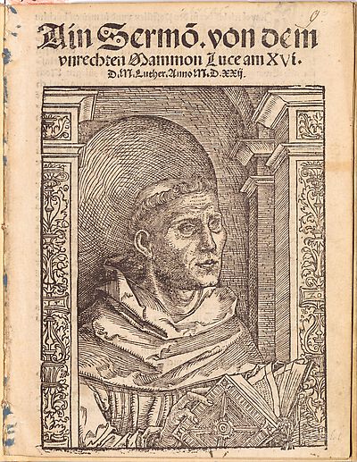 Martin Luther als Augustinermönch im Ordenshabit, Halbfigur nach rechts gewandt, mit Buch, vor einer halbrunden Nische, unter gestaffelten Rundbogen, mit Kämpfergesimsen und Ornamentpilastern