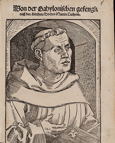 Martin Luther als Augustinermönch im Ordenshabit, Halbfigur nach rechts gewandt, mit Buch, vor einer Bogenlaibung