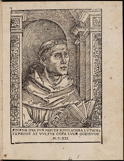 Martin Luther als Augustinermönch im Ordenshabit, Halbfigur nach rechts gewandt, mit Buch, vor einer halbrunden Nische, unter gestaffelten Rundbogen, mit Kämpfergesimsen und Ornamentpilastern
