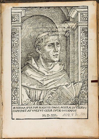 Martin Luther als Augustinermönch im Ordenshabit, Halbfigur nach rechts gewandt, mit Buch, vor einer halbrunden Nische, unter gestaffelten Rundbogen, mit Kämpfergesimsen und Ornamentpilastern