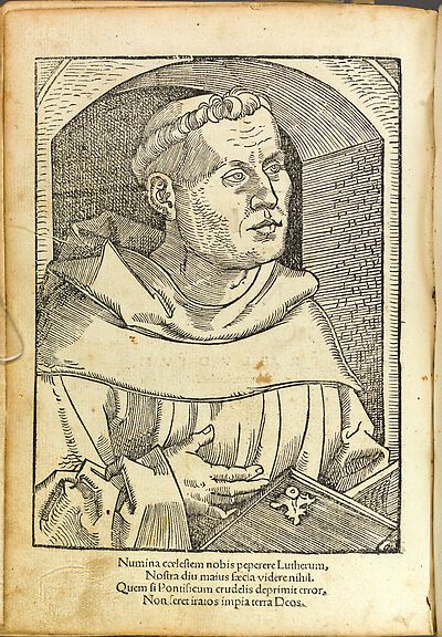 Martin Luther als Augustinermönch im Ordenshabit, Halbfigur nach rechts, mit Buch, vor einer Wandöffnung mit Bogen