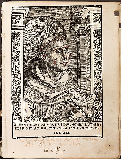 Martin Luther als Augustinermönch im Ordenshabit, Halbfigur nach rechts gewandt, mit Buch, vor einer halbrunden Nische, unter gestaffelten Rundbogen, mit Kämpfergesimsen und Ornamentpilastern
