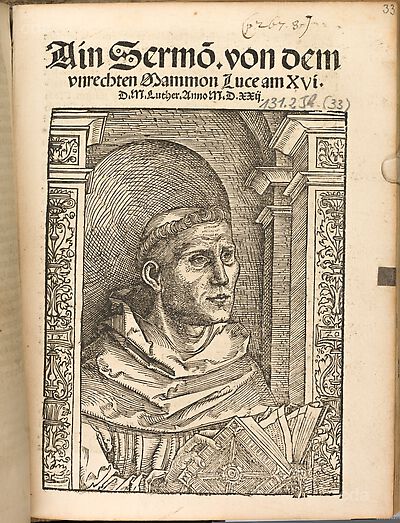 Martin Luther als Augustinermönch im Ordenshabit, Halbfigur nach rechts gewandt, mit Buch, vor einer halbrunden Nische, unter gestaffelten Rundbogen, mit Kämpfergesimsen und Ornamentpilastern