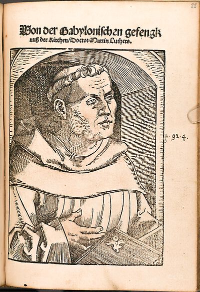 Martin Luther als Augustinermönch im Ordenshabit, Halbfigur nach rechts, mit Buch, vor einer Wandöffnung mit Bogen