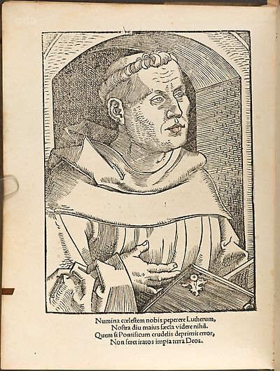 Martin Luther als Augustinermönch im Ordenshabit, Halbfigur nach rechts, mit Buch, vor einer Wandöffnung mit Bogen