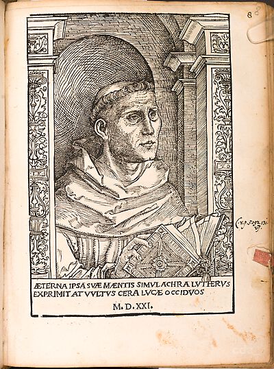 Martin Luther als Augustinermönch im Ordenshabit, Halbfigur nach rechts gewandt, mit Buch, vor einer halbrunden Nische, unter gestaffelten Rundbogen, mit Kämpfergesimsen und Ornamentpilastern