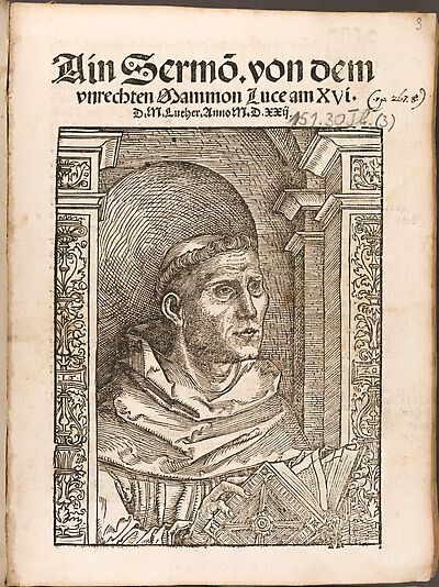 Martin Luther als Augustinermönch im Ordenshabit, Halbfigur nach rechts gewandt, mit Buch, vor einer halbrunden Nische, unter gestaffelten Rundbogen, mit Kämpfergesimsen und Ornamentpilastern