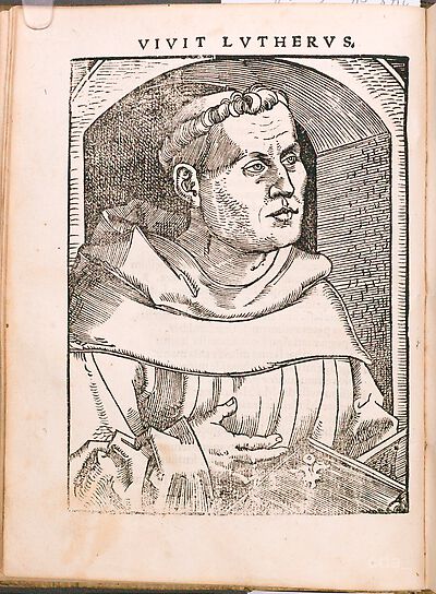 Martin Luther als Augustinermönch im Ordenshabit, Halbfigur nach rechts gewandt, mit Buch, vor einer Bogenlaibung