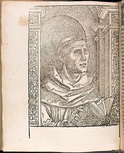 Martin Luther als Augustinermönch im Ordenshabit, Halbfigur nach rechts gewandt, mit Buch, vor einer halbrunden Nische, unter gestaffelten Rundbogen, mit Kämpfergesimsen und Ornamentpilastern