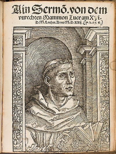 Martin Luther als Augustinermönch im Ordenshabit, Halbfigur nach rechts gewandt, mit Buch, vor einer halbrunden Nische, unter gestaffelten Rundbogen, mit Kämpfergesimsen und Ornamentpilastern