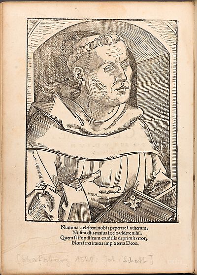 Martin Luther als Augustinermönch im Ordenshabit, Halbfigur nach rechts, mit Buch, vor einer Wandöffnung mit Bogen