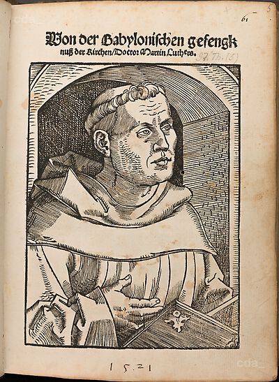 Martin Luther als Augustinermönch im Ordenshabit, Halbfigur nach rechts gewandt, mit Buch, vor einer halbrunden Nische, unter gestaffelten Rundbogen, mit Kämpfergesimsen und Ornamentpilastern