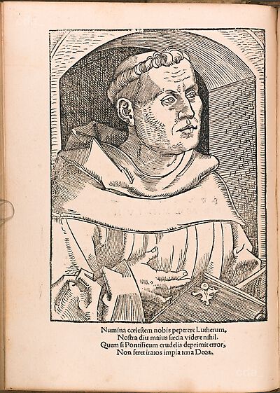 Martin Luther als Augustinermönch im Ordenshabit, Halbfigur nach rechts, mit Buch, vor einer Wandöffnung mit Bogen