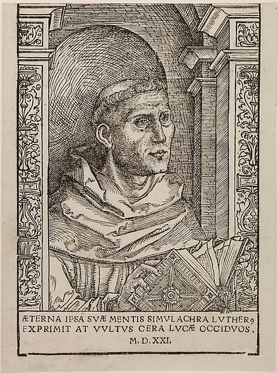 Martin Luther als Augustinermönch im Ordenshabit, Halbfigur nach rechts gewandt, mit Buch, vor einer halbrunden Nische, unter gestaffelten Rundbogen, mit Kämpfergesimsen und Ornamentpilastern
