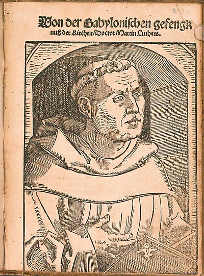 Martin Luther als Augustinermönch im Ordenshabit, Halbfigur nach rechts, mit Buch, vor einer Wandöffnung mit Bogen