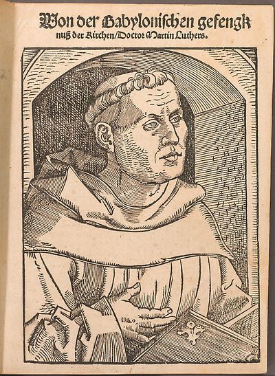 Martin Luther als Augustinermönch im Ordenshabit, Halbfigur nach rechts, mit Buch, vor einer Wandöffnung mit Bogen