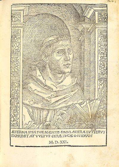 Martin Luther als Augustinermönch im Ordenshabit, Halbfigur nach rechts, mit Buch, vor einer halbrunden Nische, unter gestaffelten Bögen mit Kämpfergesimsen und Ornamentpilastern, mit Inschrift
